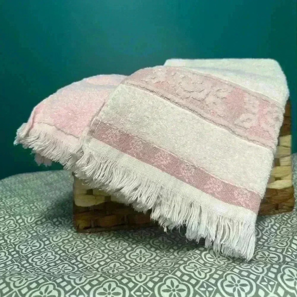 Set of 2 Vintage Cannon Hand towels in pink - Picture 1 of 5